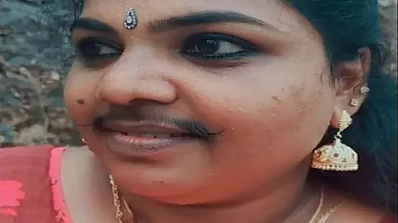 شابة تفتخر بشاربها الذي يشبه الرجال