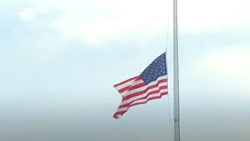 شاهد.. البيت الأبيض ينكس الأعلام الأمريكية حدادا على وفاة ملكة ‎بريطانيا 