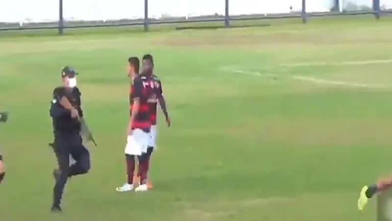 بالفيديو.. لحظة هروب المدافع فيرغولينو خوفاً من السلاح