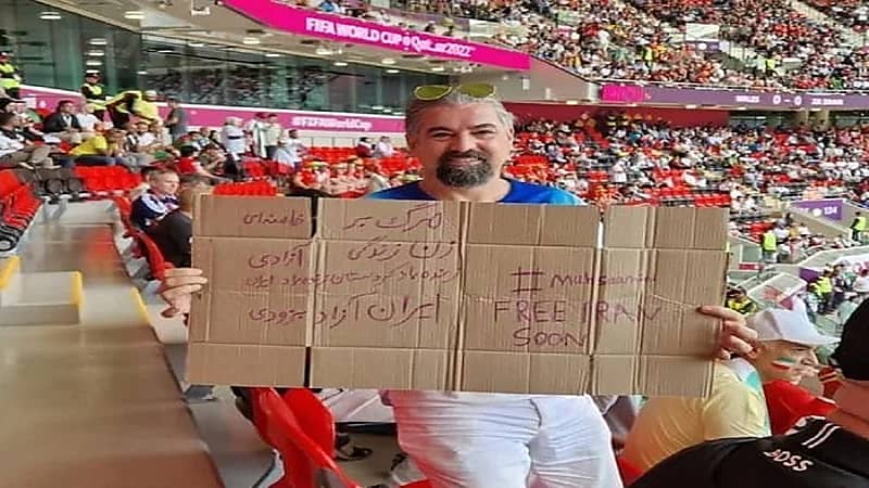 إيرانيون يرفعون مجددا لافتات "الموت لخامنئي" من مدرجات المونديال