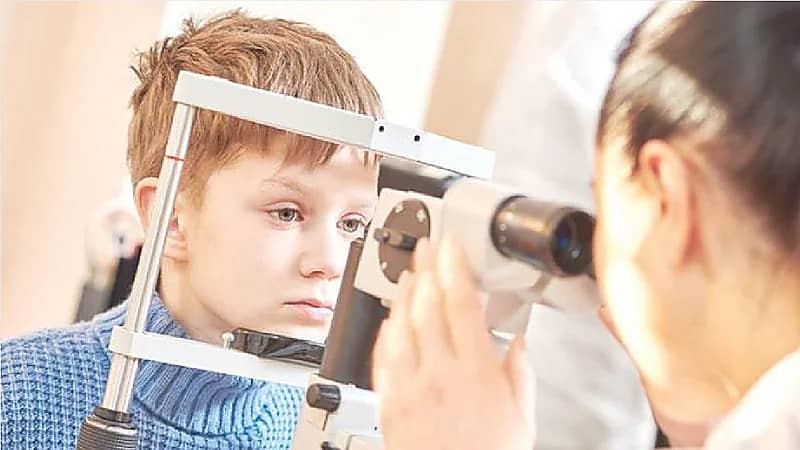 بالفيديو.. طبيب: افحصوا عين الطفل حتى لو كان سليما