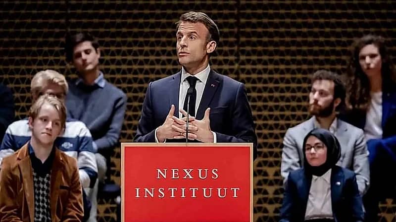 رئيس العنف والنفاق..محتجون يقاطعون كلمة ماكرون في هولندا