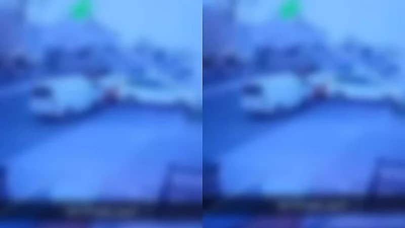 المرور يباشر حادث انحراف مركبة عن مسارها إثر القيادة بسرعة عالية   .. فيديو