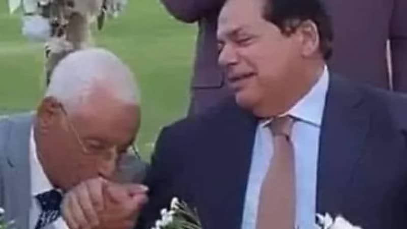 جدل عارم بسبب تقبيل أشهر أطباء مصر ليد رجل أعمال شهير .. فيديو