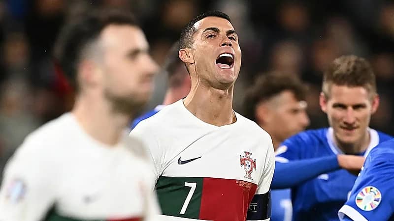 رونالدو في لفتة إنسانية مع طفل من ذوي الهمم .. صورة