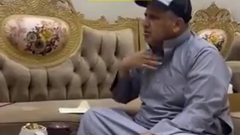 مقطع لمواطن يعطي عاملته مستحقاتها بعد 6 سنوات .. فيديو