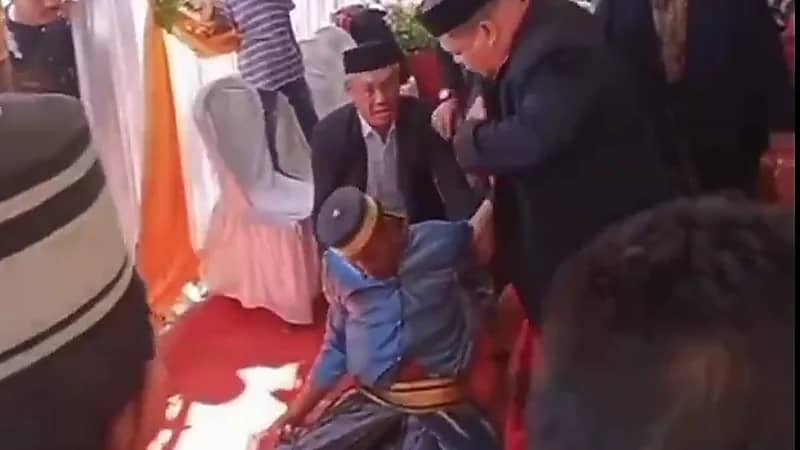 حادثة مأساوية تؤدي بحياة شاب فى حفل زفاف اندونيسيا … فيديو