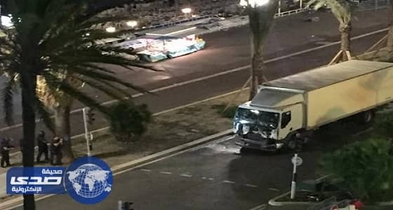 بالفيديو.. قطر تروج لـ " تميم " الإرهاب بتوزيع ميداليات على السياح فى تايلاند