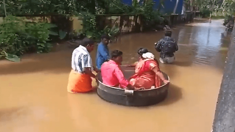 الفيضان يجبر عروسان على الذهاب إلى زفافهما بـ "إناء طبخ"