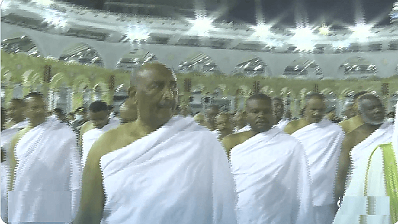 شاهد.. رئيس مجلس السيادة السوداني يؤدي مناسك العمرة