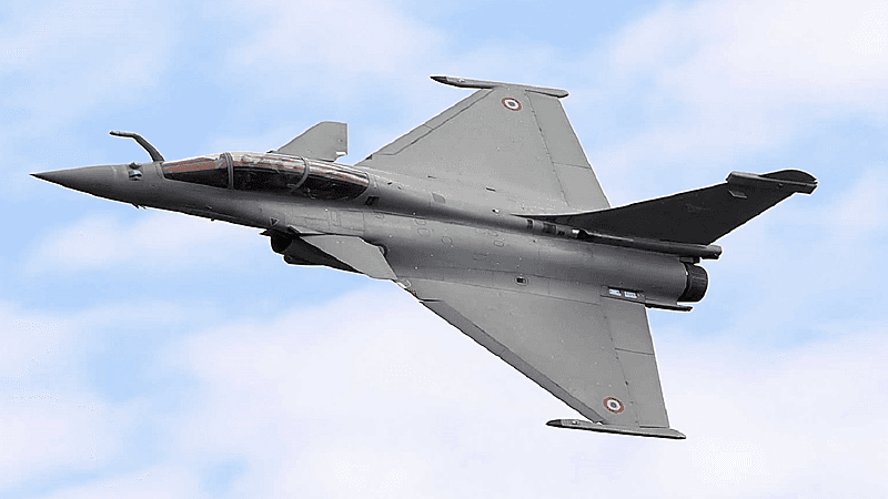 تحطم طائرة مقاتلة فرنسية ونجاة قائدها