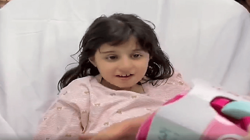 شاهد.. ردة فعل طفلة تبصر لأول مرة منذ ولادتها