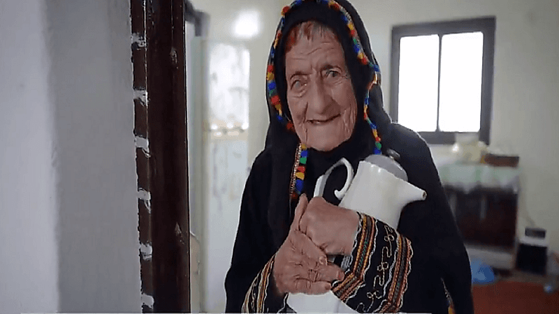 شاهد.. مواطنة تخلد ذكرى ابنها الوحيد المتوفى منذ 30 عاماً