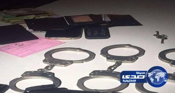 العثور على «كلابشات» و6 جوالات بحوزة منتحل صفة رجال الأمن بالطائف