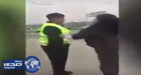 بالفيديو..فتاه  تصفع رجل مرور وتتظاهر بالصرع