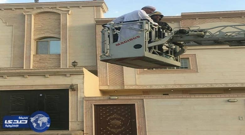 بالصور. .إخلاء عمارة سكنية بمخطط شوران بسبب انهيار سورها الخارجي