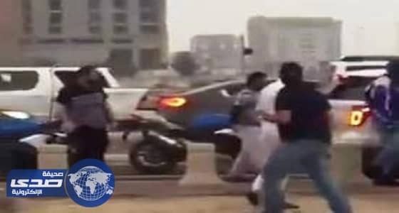 بالفيديو.. اعتداء قائدي دبابات على سيارة عائلية وتحطيم زجاجها بكورنيش الدمام