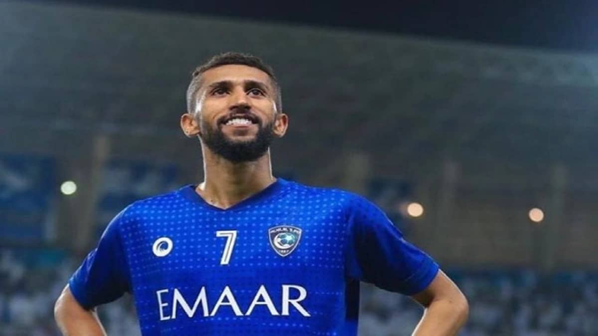 بالفيديو.. ممر شرفي في " أكاديمية سلمان الفرج " بعد فوز الهلال بكأس الملك