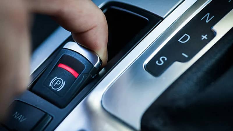 الأضرار الناجمة عن رفع المكابح الإلكترونية لإيقاف السيارة أثناء القيادة