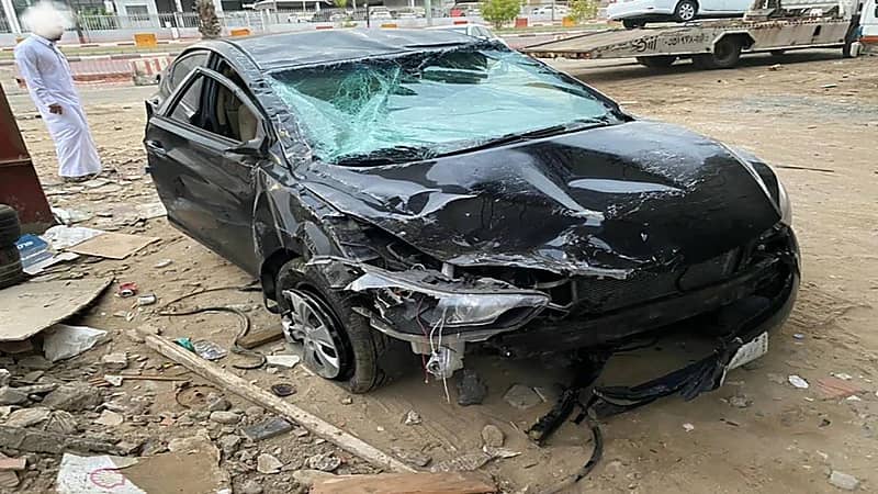 بتر كف قائد مركبة جراء حادث مروع بين سيارتين بالقرب من إسكان القنفذة "صور"