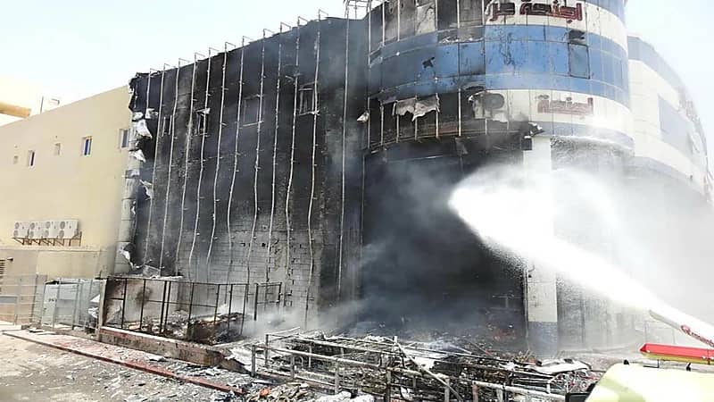 اندلاع حريق في واجهة محل تجاري بحي العزيزية بالرياض "صور"