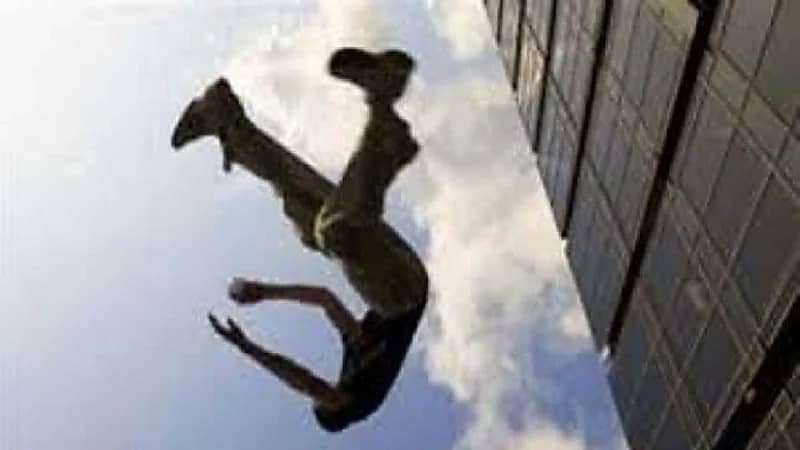 ثلاثيني يقفز من الدور الثاني للهروب من سيدات ورجال هتكوا عرضه