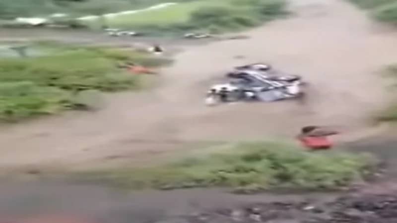 شاهد.. قائد مركبة متهور يقتحم مجرى سيل جارف ويتسبب في مصرع امرأة وطفلتها 