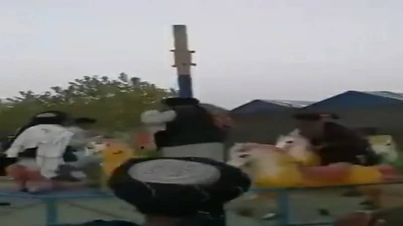 شاهد.. مقاتلو طالبان يمرحون في مدينة ملاهي بكابول  