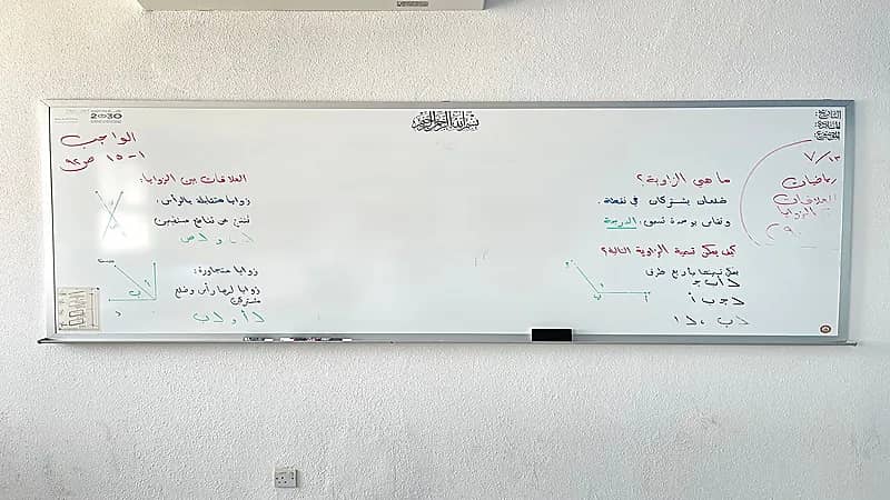 معلم يتفاجأ اليوم بوجود آخر درس شرحه قبل كورونا لا يزال على سبورة الفصل