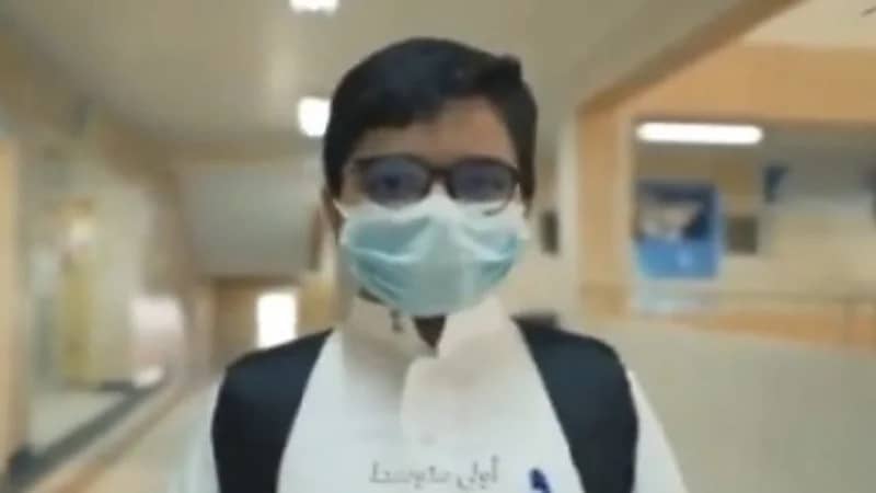 طلاب يعبرون عن سعادتهم بعد عودتهم إلى الدراسة الحضورية في المدارس "فيديو"