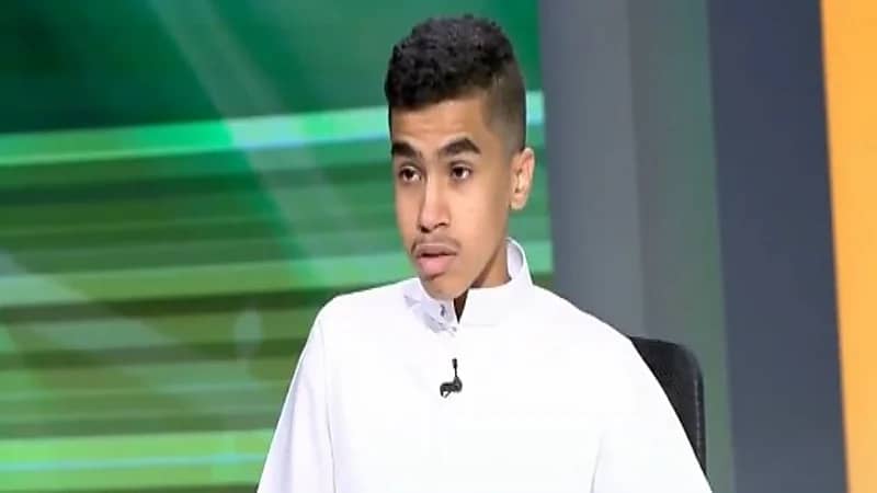 شاب يكشف عن دخله الشهري من غسيل السيارات في منزله "فيديو"