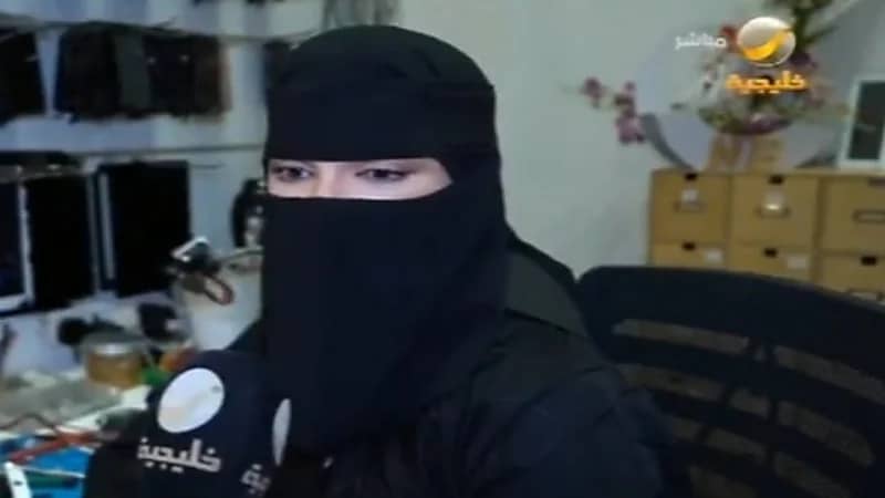 مواطنة تقتحم مجال صيانة الجوالات وتفتح محلا خاصا بها:"الزبائن يخافون من ضياع بياناتهم"