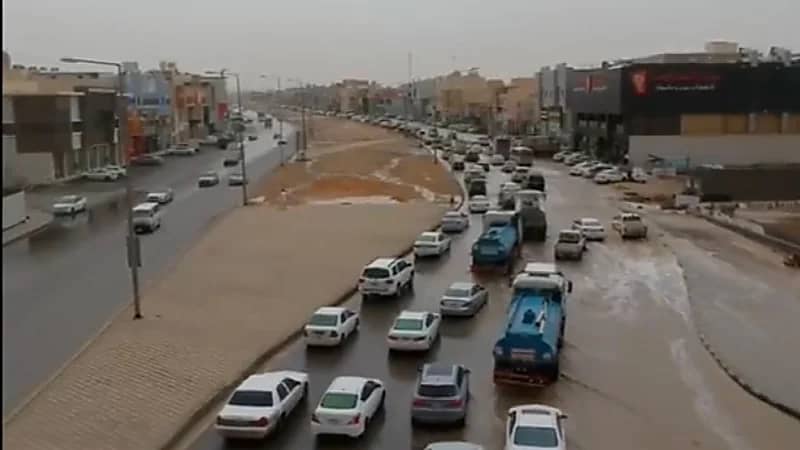 الأمطار الغزيرة تعرقل حركة المرور في إحدى مخارج الطرق الرئيسة بالرياض
