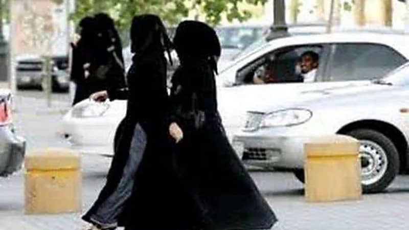 3 فتيات يلجأن لحيلة ماكرة لسرقة سيارة شاب متحرش