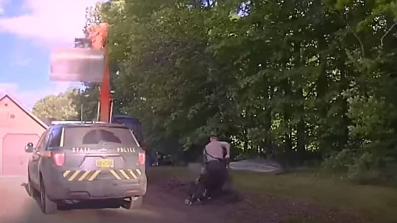 رجل يهاجم الشرطة بجرافة لمنعهم من اعتقال ابنه