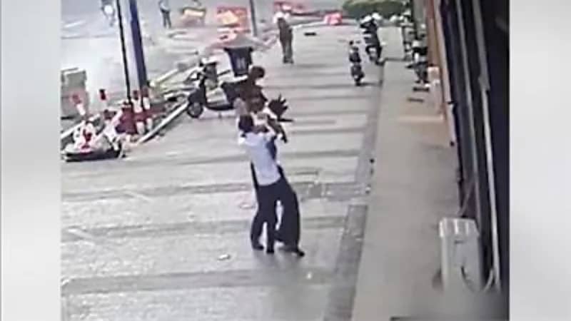 شخصان ينفذان طفلة سقطت من الطابق السادس