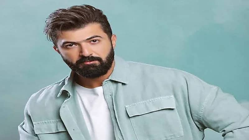 شاهد.. معجبة تحتضن الفنان سيف نبيل على المسرح 