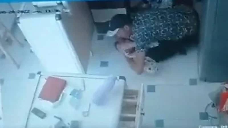 شاهد .. لص يعتدي طبيبة داخل صيدلية