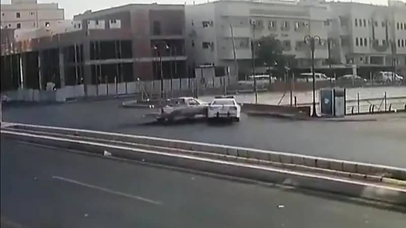 شاهد.. لحظة اصطدام قائد مركبة يسير عكس الاتجاه بسيارة "المرور"