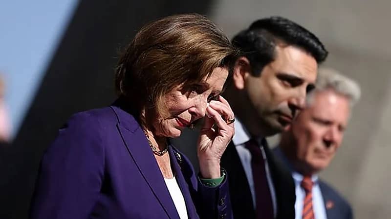 شاهد.. دموع نانسي بيلوسي أمام النصب التذكاري لضحايا المذبحة الأرمنية 