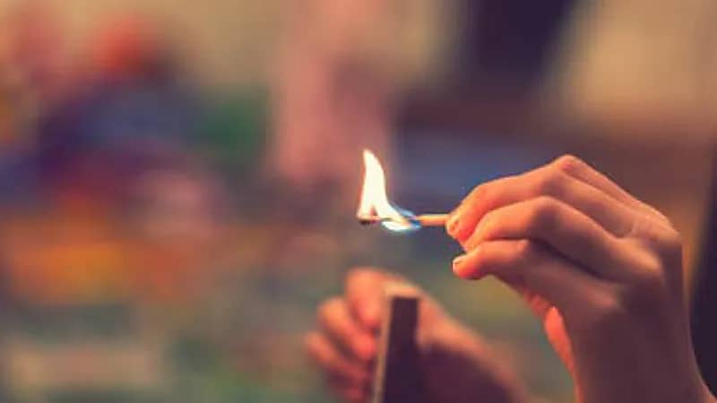 أب يعذب طفلته حتى الموت لسبب تافه