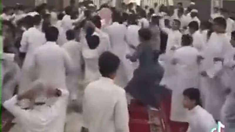 بالفيديو.. فرحة كبيرة من الطلاب بعد تكريم معلمهم بإحدى المدارس