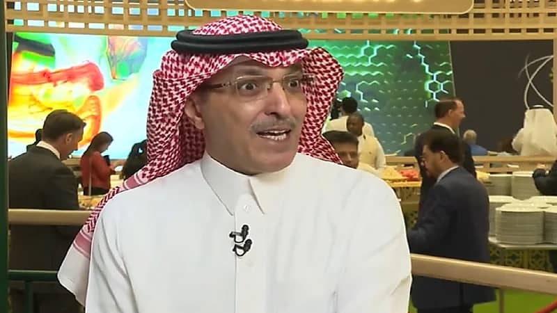 هل سيتم إعادة النظر بضريبة القيمة المضافة..الجدعان يجيب