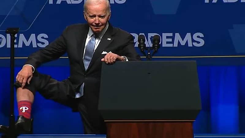 شاهد..بايدن يقطع خطابه ويستعرض جوربه الأحمر!