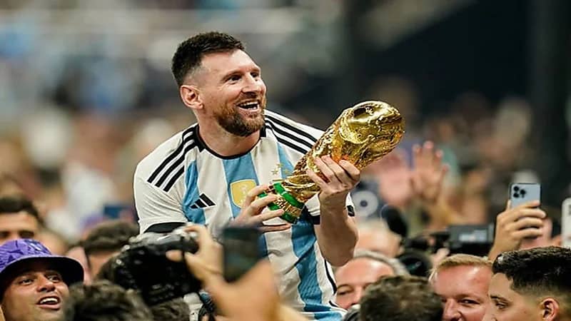 شاهد.. احتفال ميسي في غرفة تبديل الملابس بعد التتويج بكأس العالم 