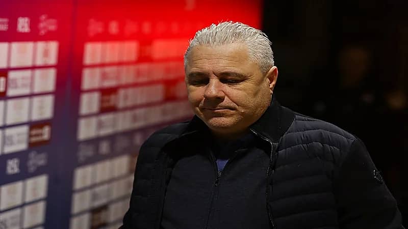 مدرب الرائد يحيي جمهور الهلال ويرفض تحية جمهوره