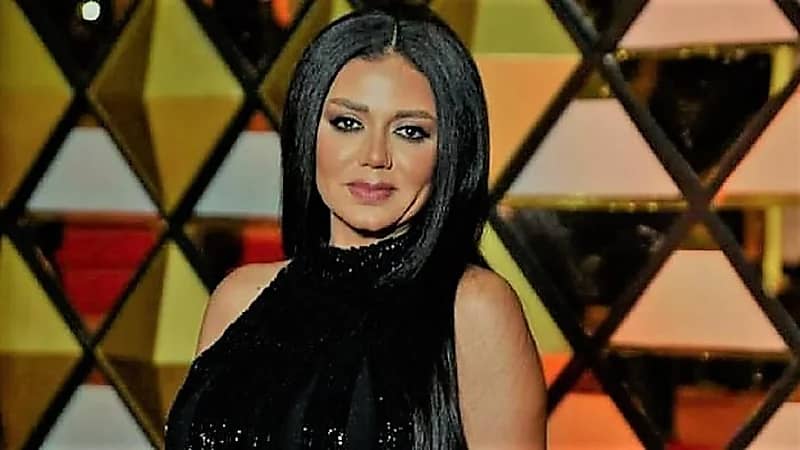 رانيا يوسف تعلق على إطلالة سلمى حايك: "تقليد أعمى"