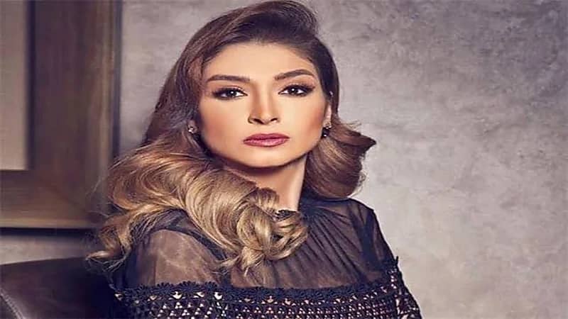 روجينا تستعرض أنوثتها بإطلالة أنيقة 