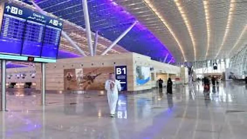 مطار جدة يتيح الخدمة الذاتية لشحن الأمتعة