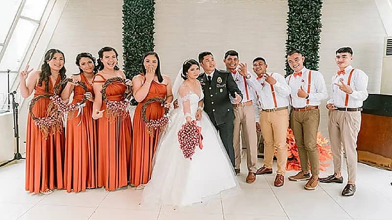 عروس تحمل باقة من البصل بدل الورود في حفل زفافها